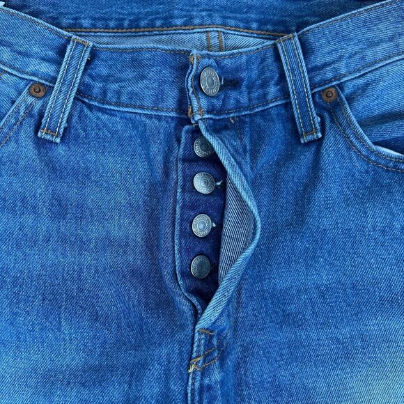 Levi's 501 Jeans Mens 31 x 32 Blue Button Fly Original Fit Straight Medium Wash - Picture 4 of 16